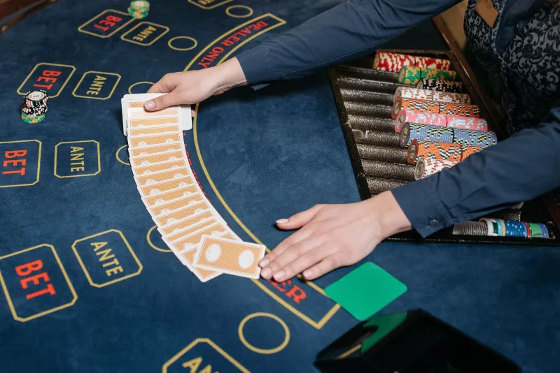 Blackjack contro Punto Banco: Il Grande Duello tra i Giochi da Tavolo più Amati